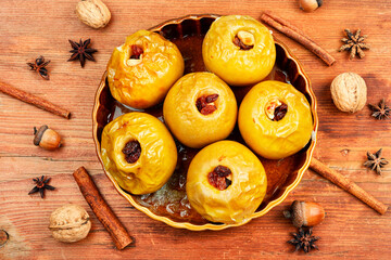Roasted apples with nuts