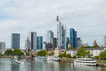 Fototapeta na wymiar Skyline Frankfurt am Main mit Booten und Schiffen