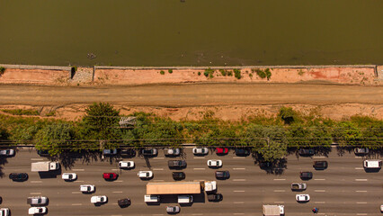 Trânsito da cidade de São Paulo vista do alto captada por um drone sobre a rodovia Marginal Pinheiros. 