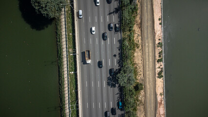 Trânsito de carros na cidade de São Paulo captada do alto por um drone na rodovia marginal pinheiros em um dia de sol de 2023. 