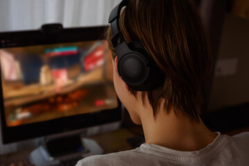 Young gamer playing online video games © Viktoryia