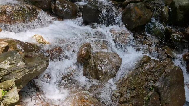 acqua che scorre tra sassi e pietre
