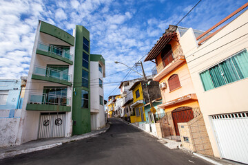 Fototapeta na wymiar Centro urbano colorido em Ilhéus, Bahia, Brasil em um ensolarado dia de verão. Construções coloridas e de baixa altura na proximidade da praia.