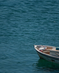Naklejka premium A picture boat with a scale inside it in the sea