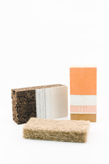  immagine primo piano di blocchi in fibre e materiali naturali e  per isolamento termico coibentazione di pareti e superfici di edifici, su superficie bianca