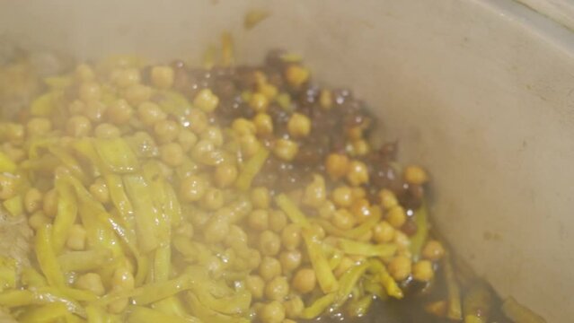 Chickpeas, raisins and carrots in plov