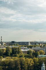 Obraz premium View of the big city and rivers from the observation platform.