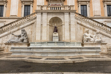 Fototapeta na wymiar Rzym antyczny Capitol. Pochmurny dzień w Rzymie.