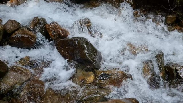acqua che scorre fra le rocce