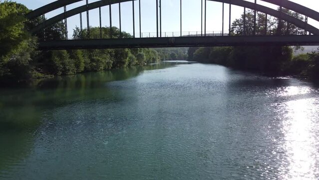 Survol d'une rivière en France et passage sous un pont 
