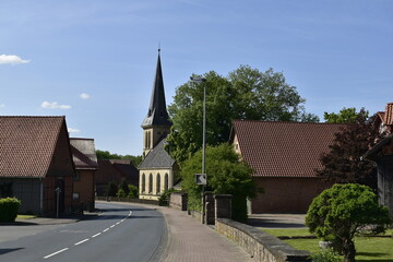 Fototapeta na wymiar Zentrum von Ammensen bei Einbeck mit Kirche