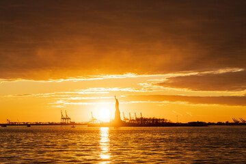 Sunset in New York passing through the statue of liberty of Liberty 