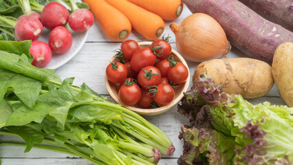 テーブルにたくさんの野菜