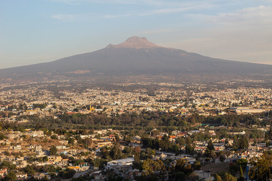 paisaje urbano y natural de Tlaxcala y su monta&ntilde;a.