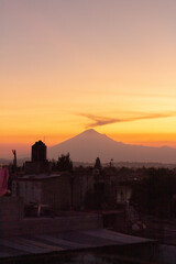 Obraz premium Postal del volcán Popocatépetl desde Tlaxcala. 