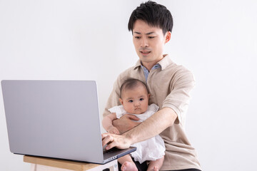 育児に追われる男性　man busy with childcare