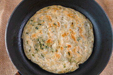 Cooked hand-grabbed cake