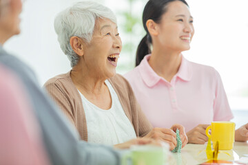 シニア女性と介護士