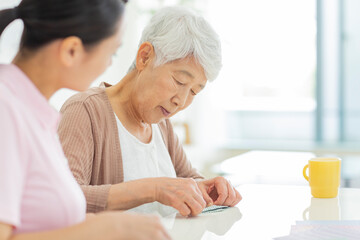 シニア女性と介護士