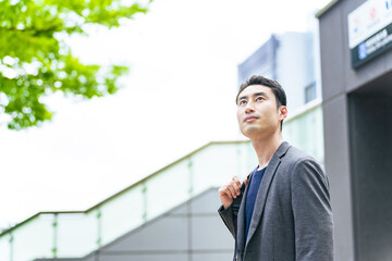 街中で空を見上げる男性