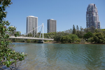 Fluss mit Brücke in Gold Coast mit Hochhäusern