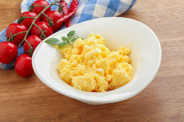 Scrambledd egg in the bowl