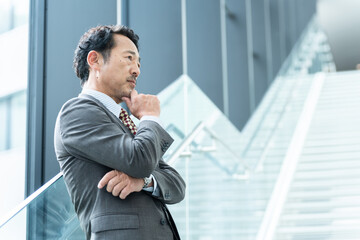 階段で考えるビジネスマン（社長・経営者）