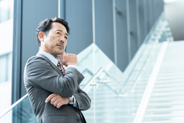 階段で考えるビジネスマン（社長・経営者）