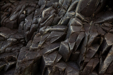 금이 간 바위 질감. 검은 흰색 돌 배경. 짙은 회색의 거친 표면. 부서지고, 손상되고, 무너진 돌의 구체적 형상의 배경이미지