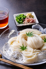 ガラスの器に盛った冷たいそうめん