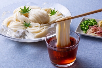 そうめんをめんつゆにつけて食べる