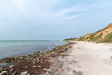 Ostseestrand mit Fehmarnsundbrücke im Hintergrund.