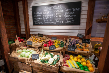 色とりどりの野菜を並べたマーケット