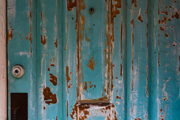 水色の古いドア