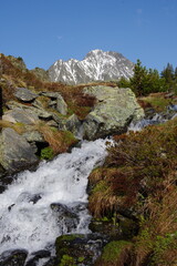 Massif du Carlit avec de la neige dans les Pyrénées avec torrent d'eau