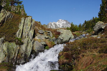 Massif du Carlit avec de la neige dans les Pyrénées avec torrent d'eau