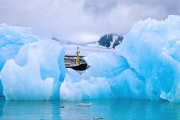 Ship traveling among the ice on Svalbard © Lars Johansson