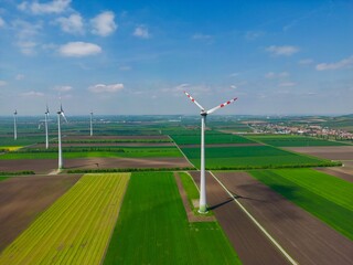 Fototapeta na wymiar Windkraftanlagen mit Rapsfeld von oben