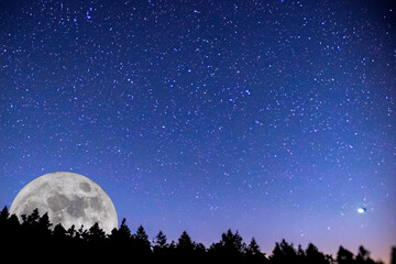Fototapeta na wymiar Hunter's moon. Super full moon with dark background. Madrid, Spain, Europe. Horizontal Photography. 28. October. 2023. Moon. Supermoon. Sulfur. Conjunction. Venus. Saturn. Jupiter.