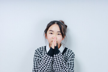 合掌するカメラ目線の女の子