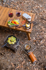Fototapeta na wymiar キャンプで料理　food using a bonfire at the campsite