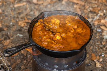 キャンプで料理　food using a bonfire at the campsite