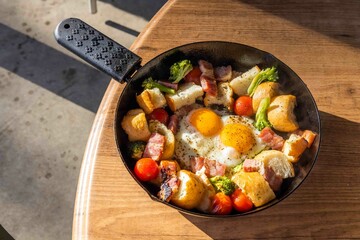 キャンプで料理　food using a bonfire at the campsite