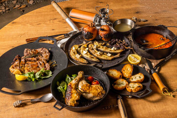 キャンプで料理　food using a bonfire at the campsite