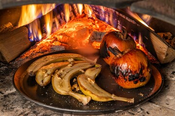 キャンプで料理　food using a bonfire at the campsite
