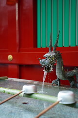 神田明神、お茶の水、看板、鳥居、野外、手水、龍、水、提灯、狛犬、建物、空、青空、赤、緑、観光、参拝、初詣、お参り、東京、日本、観光、