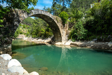 stary kamienny most nad rzeką Sapadore