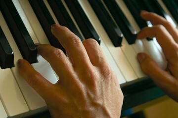 Alumna o profesora de piano tocando el instrumento donde se aprecia la digitación y close-up de sus manos.