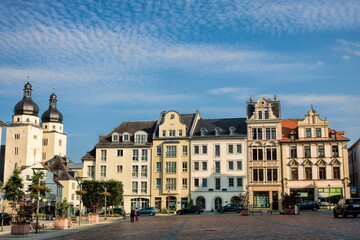 plauen, deutschland - marktplatz mit türmen der johanniskirche