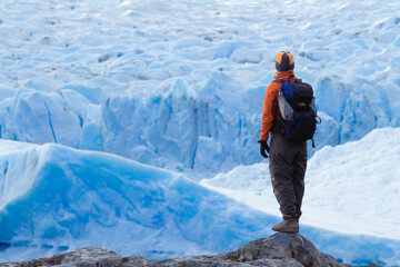 Frau steht vor Grey Gletscher, Torres del Paine Nationalpark, Chile, Südamerika | Woman standing in front of Grey Glacier, Torres del Paine National Park, Chile, South America - obrazy, fototapety, plakaty